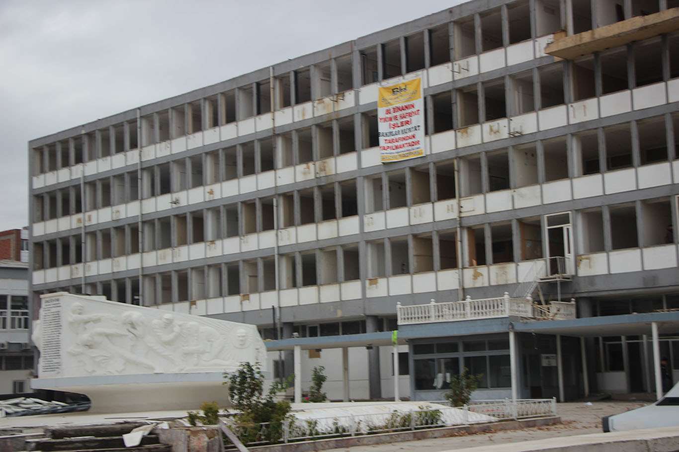 Adıyaman'daki eski hükümet binasının yıkımına başlandı Adıyaman'daki eski hükümet binasının yıkımına başlandı